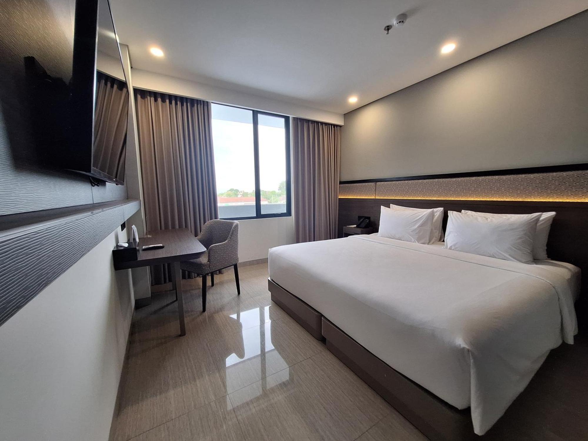 Hotel Santika Блітар Екстер'єр фото