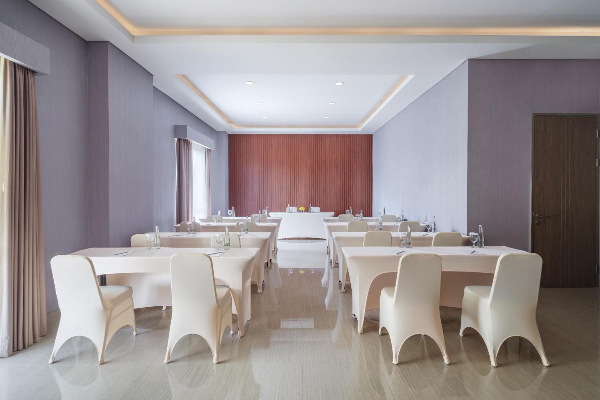 Hotel Santika Блітар Екстер'єр фото
