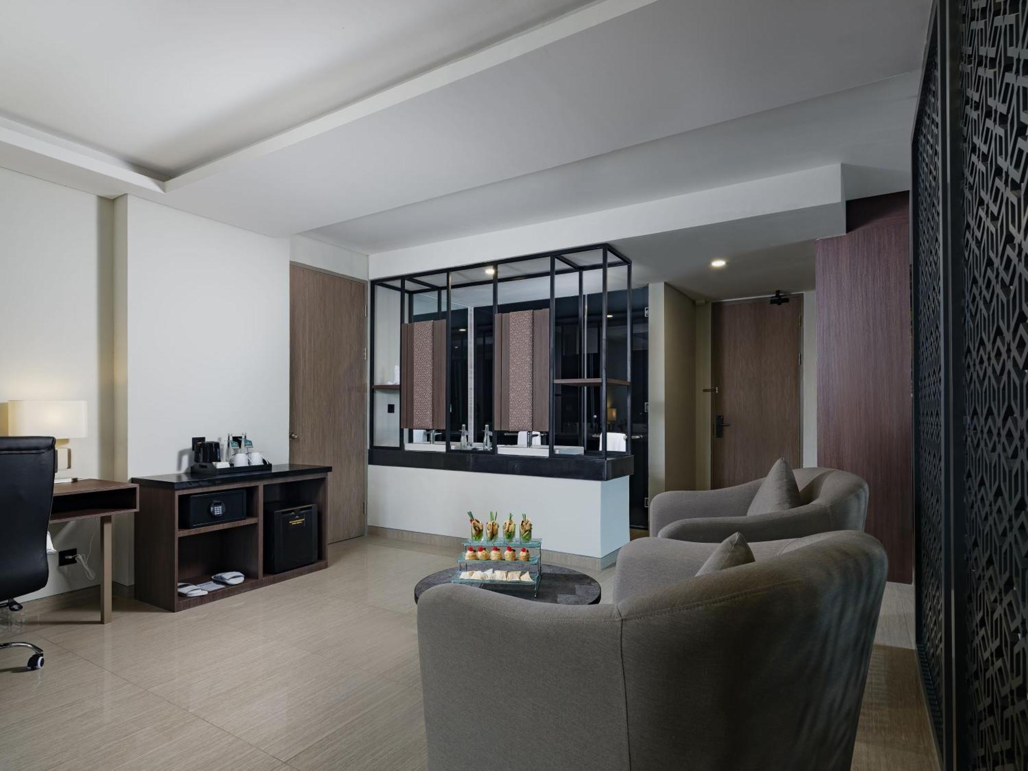 Hotel Santika Блітар Екстер'єр фото