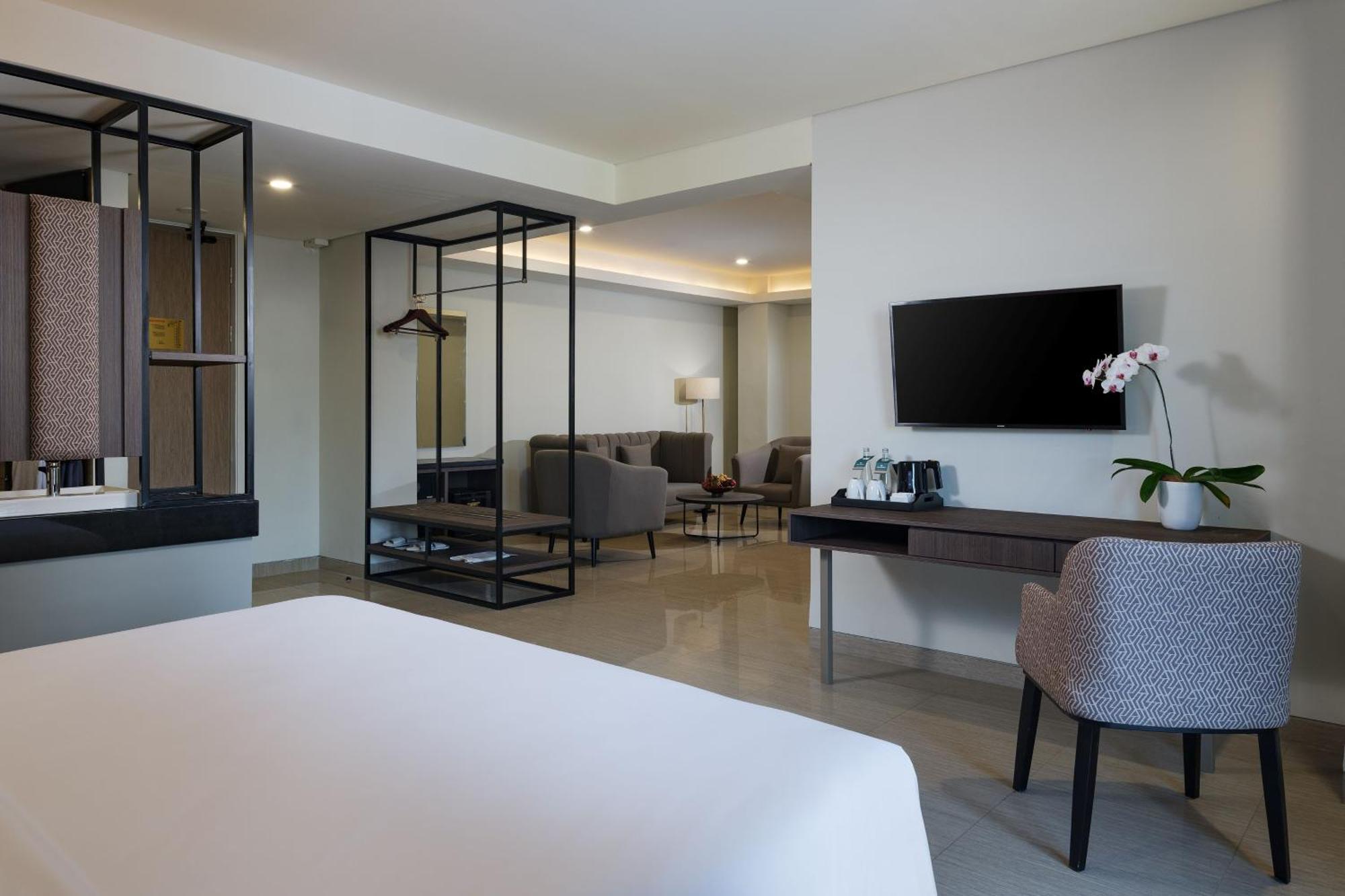 Hotel Santika Блітар Екстер'єр фото