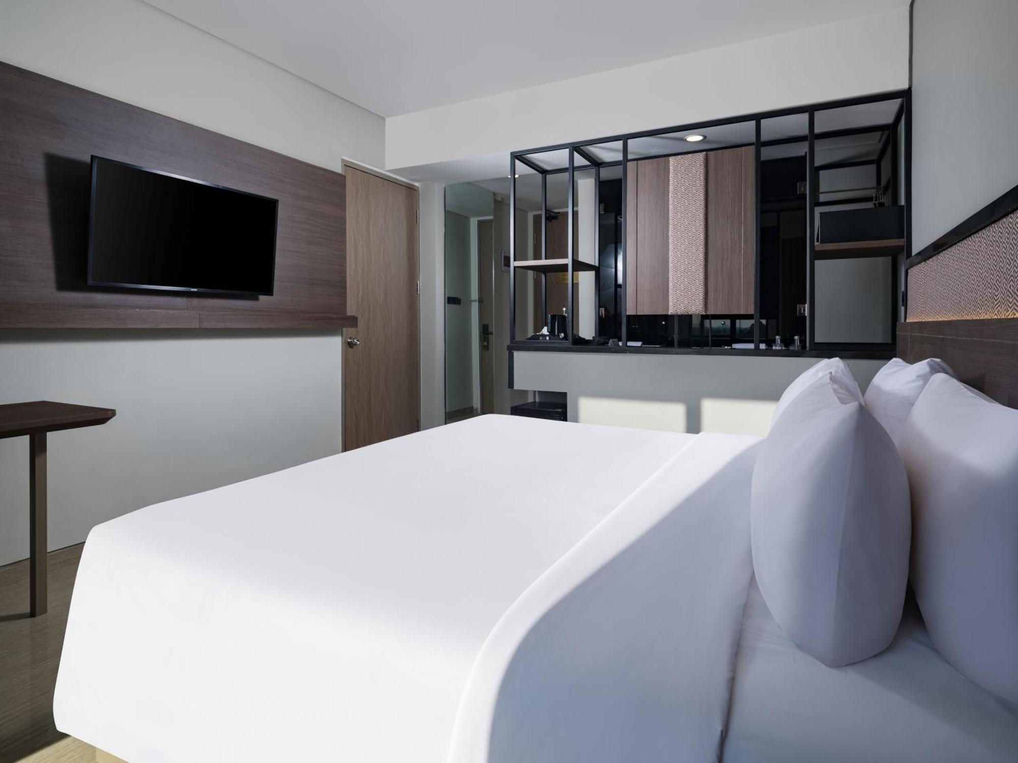 Hotel Santika Блітар Екстер'єр фото